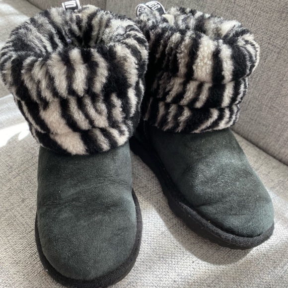 Uggs Fluff Mini Zebra Ugg Winter Boot in black and white size 12 - Picture 1 of 12